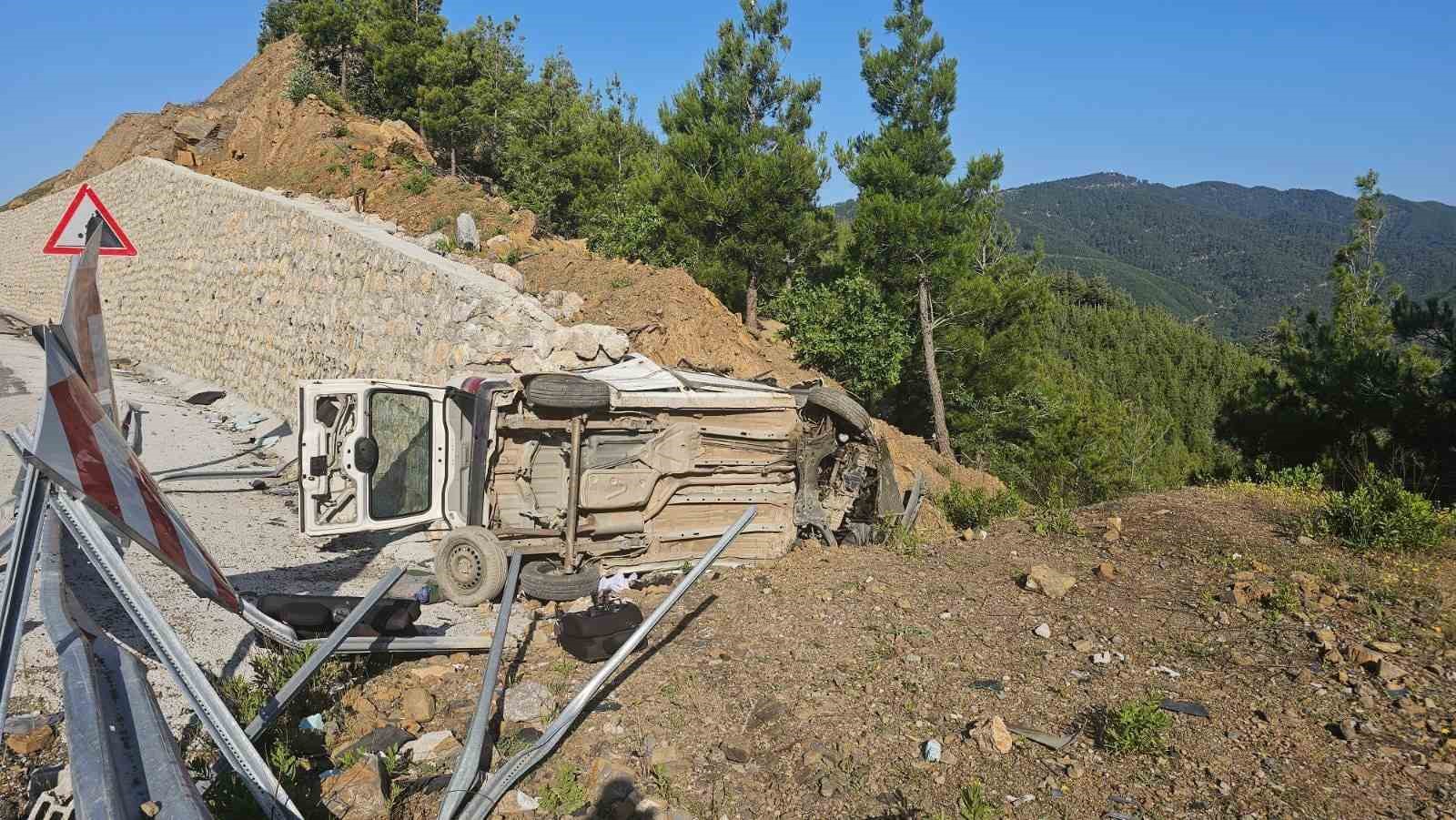 Manavgat&rsquo;ta hafif ticari ara&ccedil; devrildi, s&uuml;r&uuml;c&uuml; ağır yaralandı
