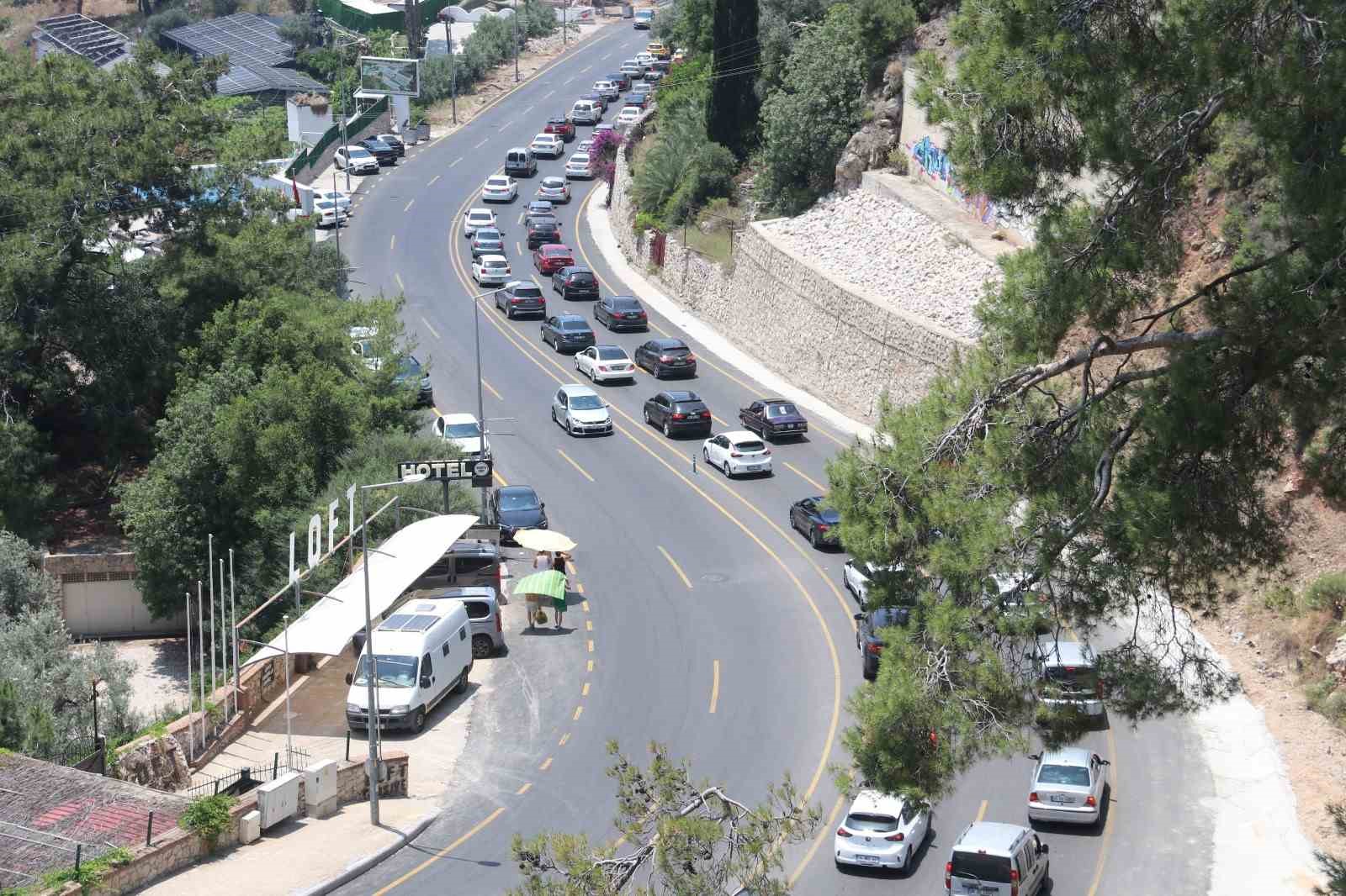 Ölüdeniz’de bayram yoğunluğu; Trafik kitlendi, plajlar doldu
