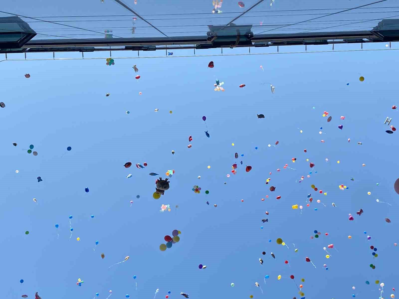 İzmir’de binlerce balon 6 yaşındaki Erhan ve arkadaşları için uçuruldu