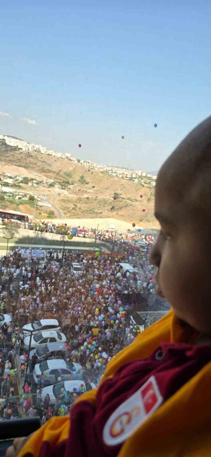 İzmir’de binlerce balon 6 yaşındaki Erhan ve arkadaşları için uçuruldu