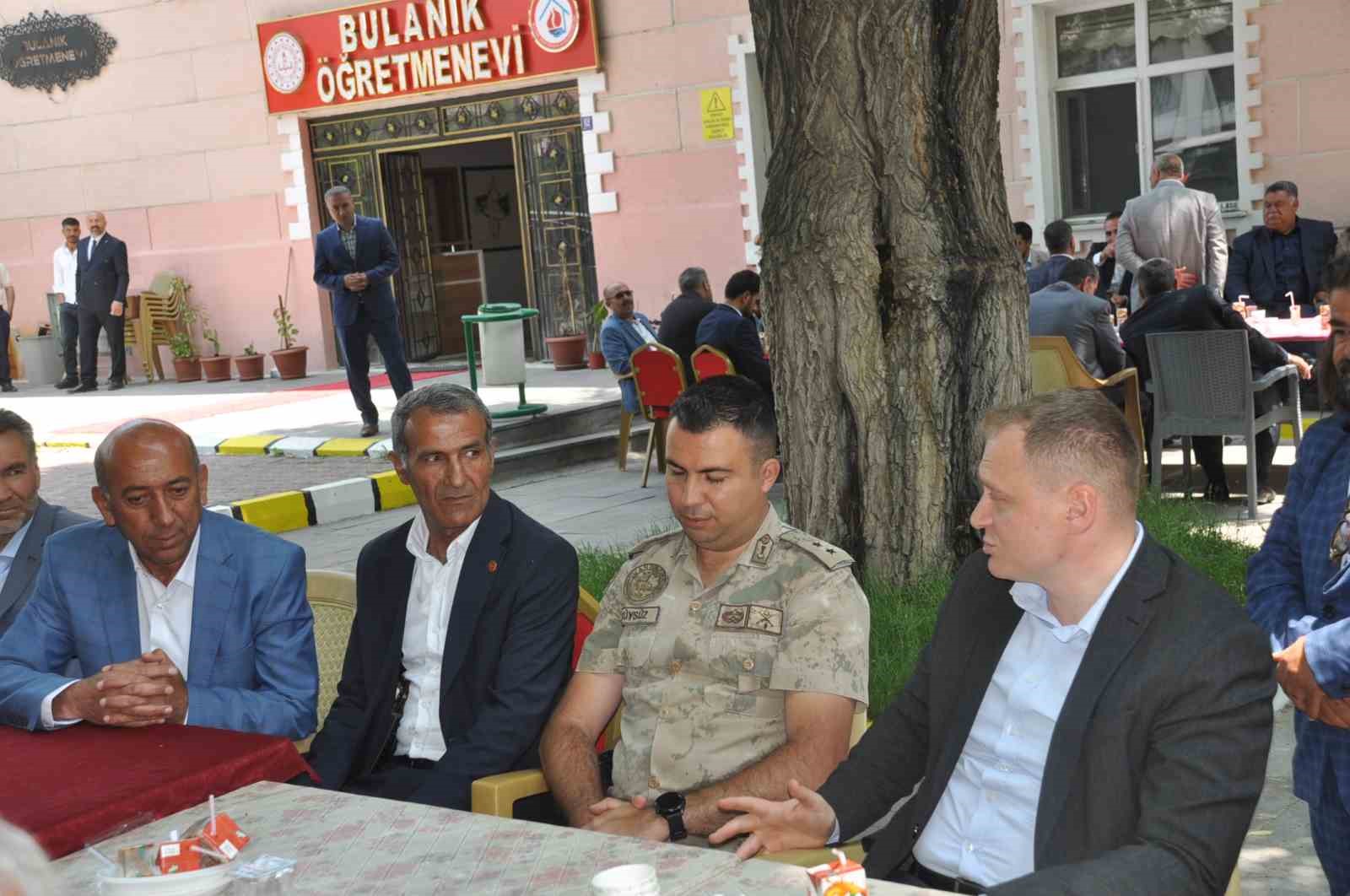 Bulanık’ta protokol halkla  bayramlaştı
