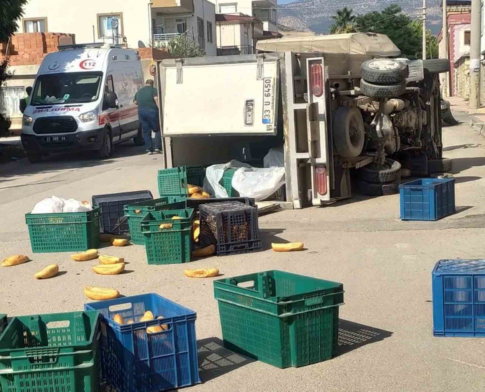 Kamyonetler çarpıştı, sürücülerden biri yaralandı