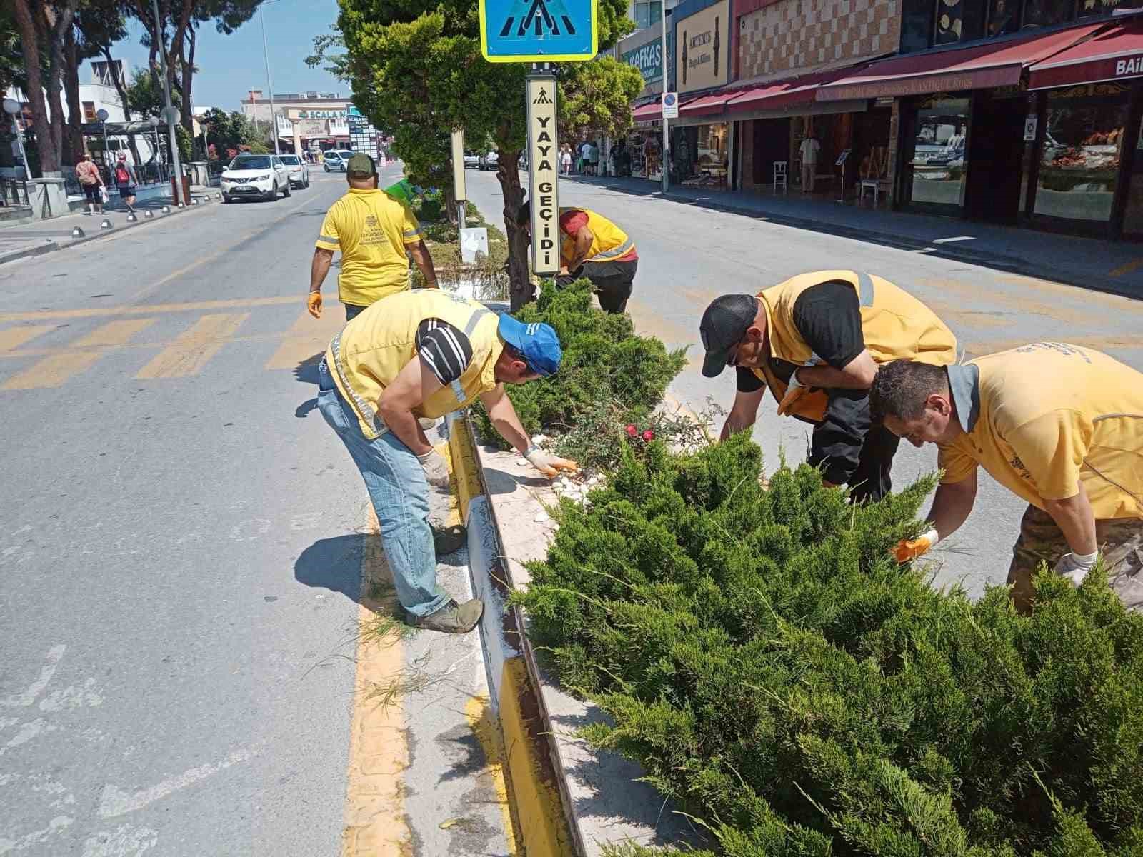 Aydın B&uuml;y&uuml;kşehir Belediyesi Kuşadası&rsquo;nda &ccedil;alışmalarını s&uuml;rd&uuml;r&uuml;yor

