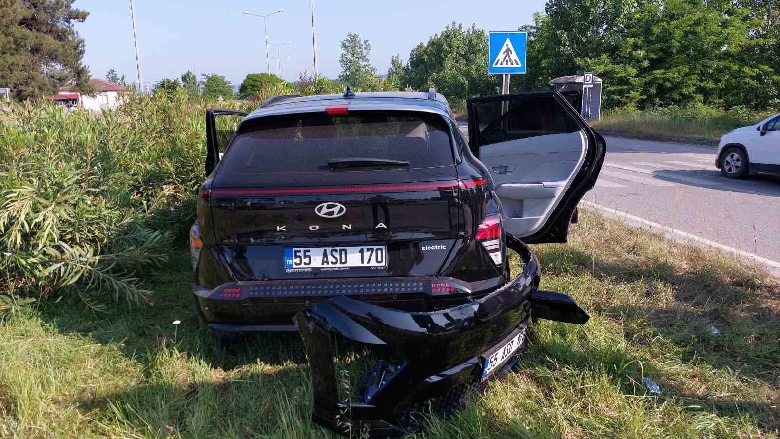 Samsun&rsquo;da kavşakta 2 otomobil &ccedil;arpıştı: 2 yaralı
