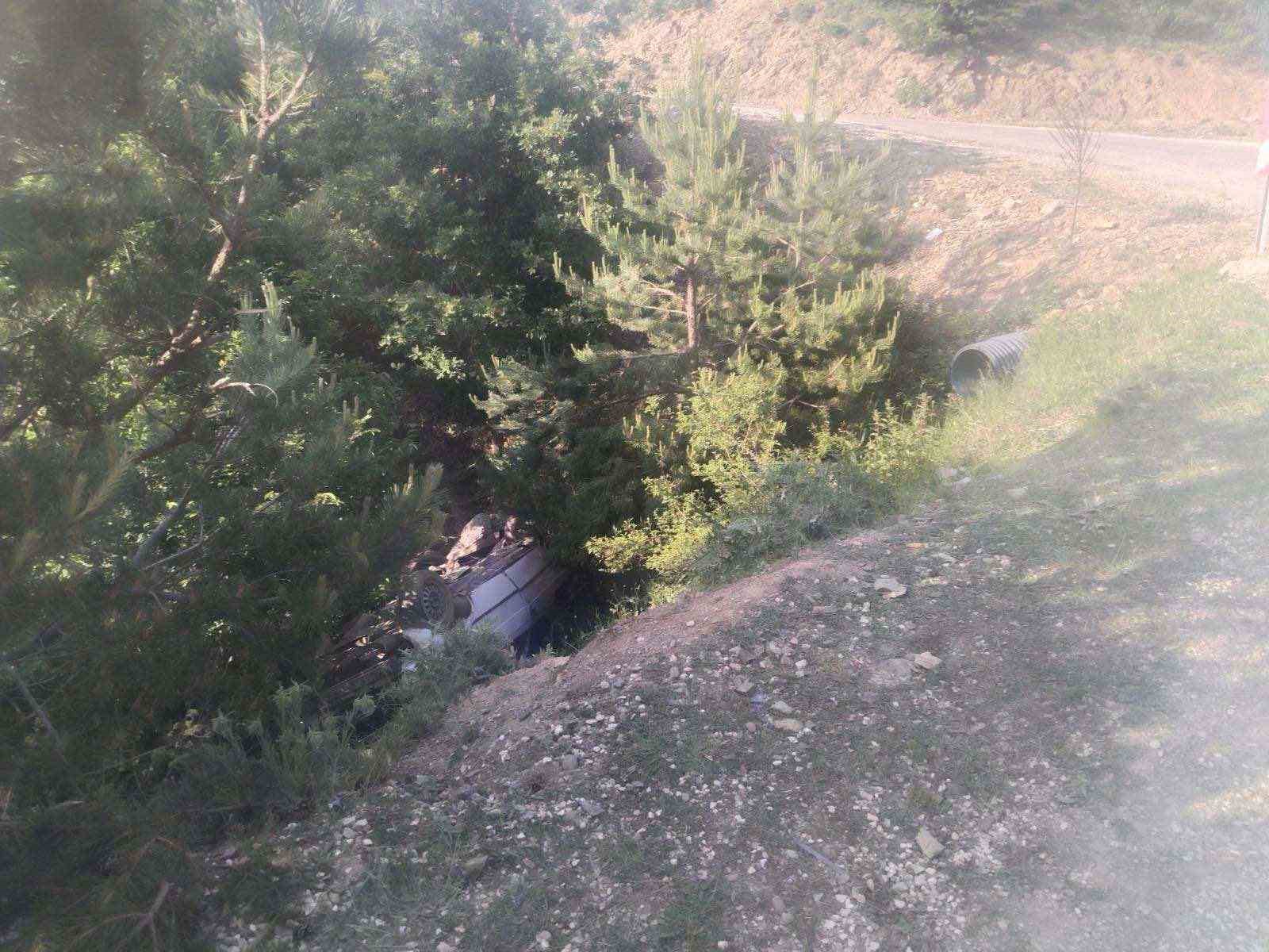 Virajı alamayan otomobil şarampole yuvarlandı: 3 yaralı