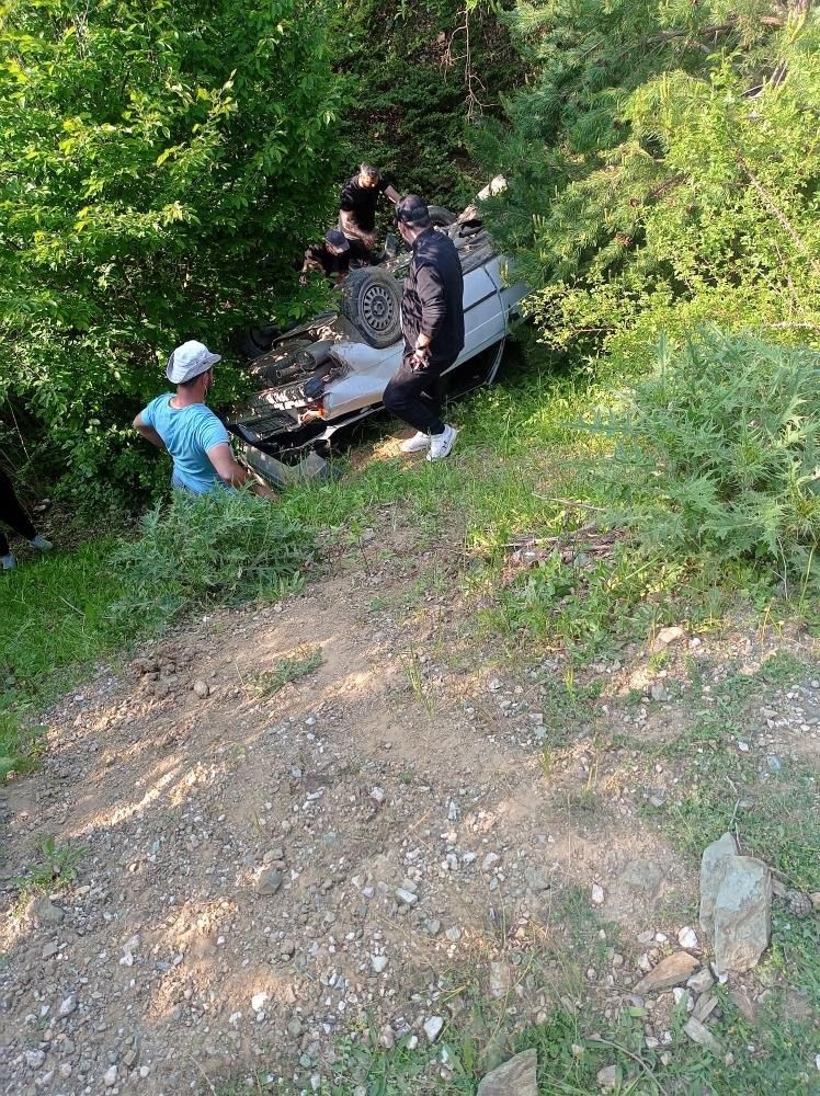 Virajı alamayan otomobil şarampole yuvarlandı: 3 yaralı
