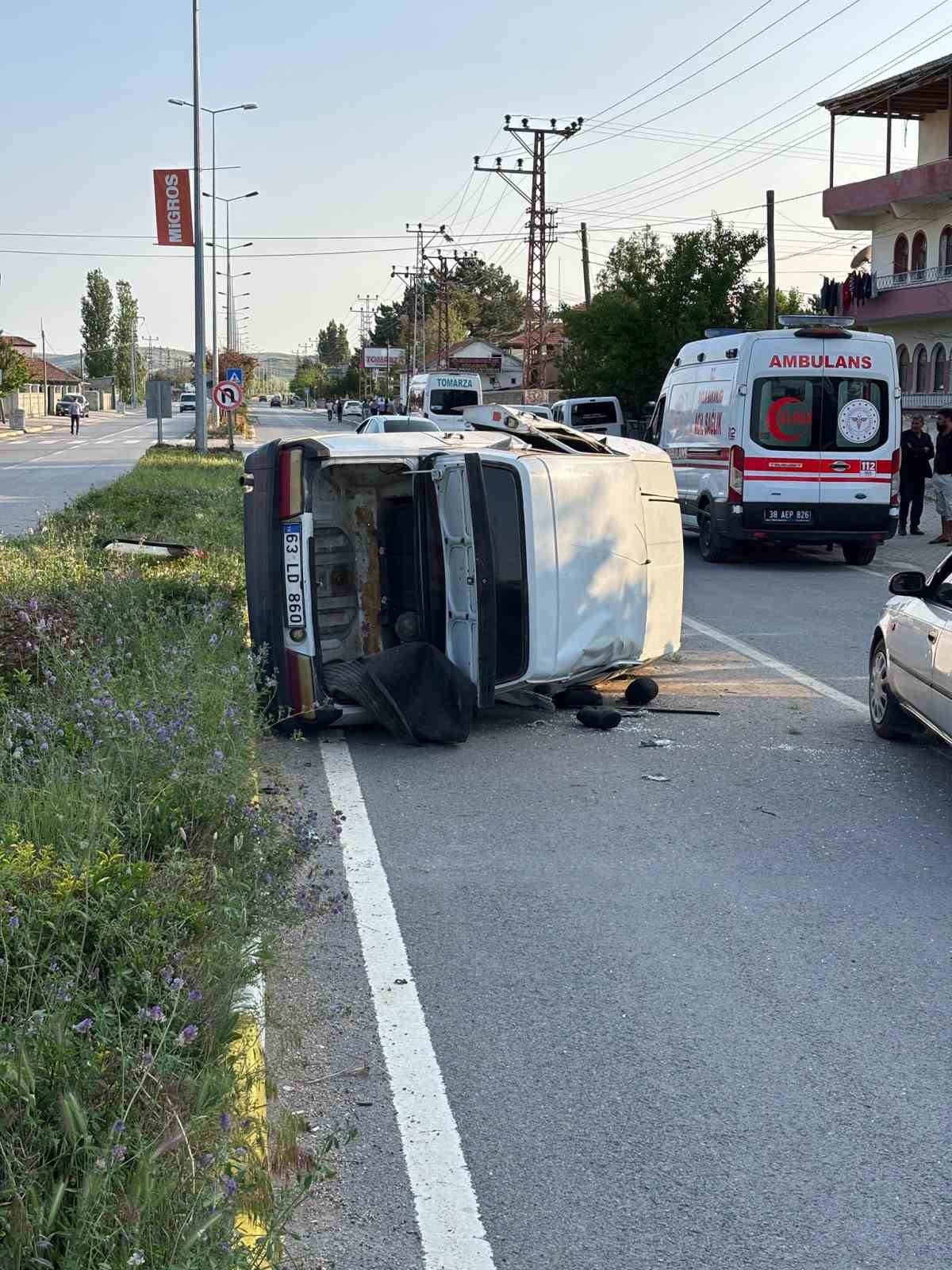 Otomobil takla attı: 3 yaralı