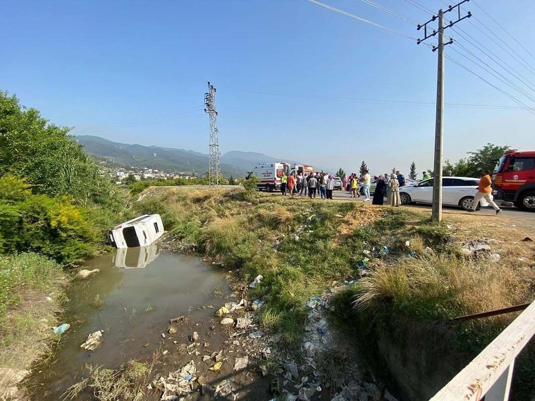Sulama kanalına uçan midibüsteki 4 kişiyi itfaiye ekibi kurtardı