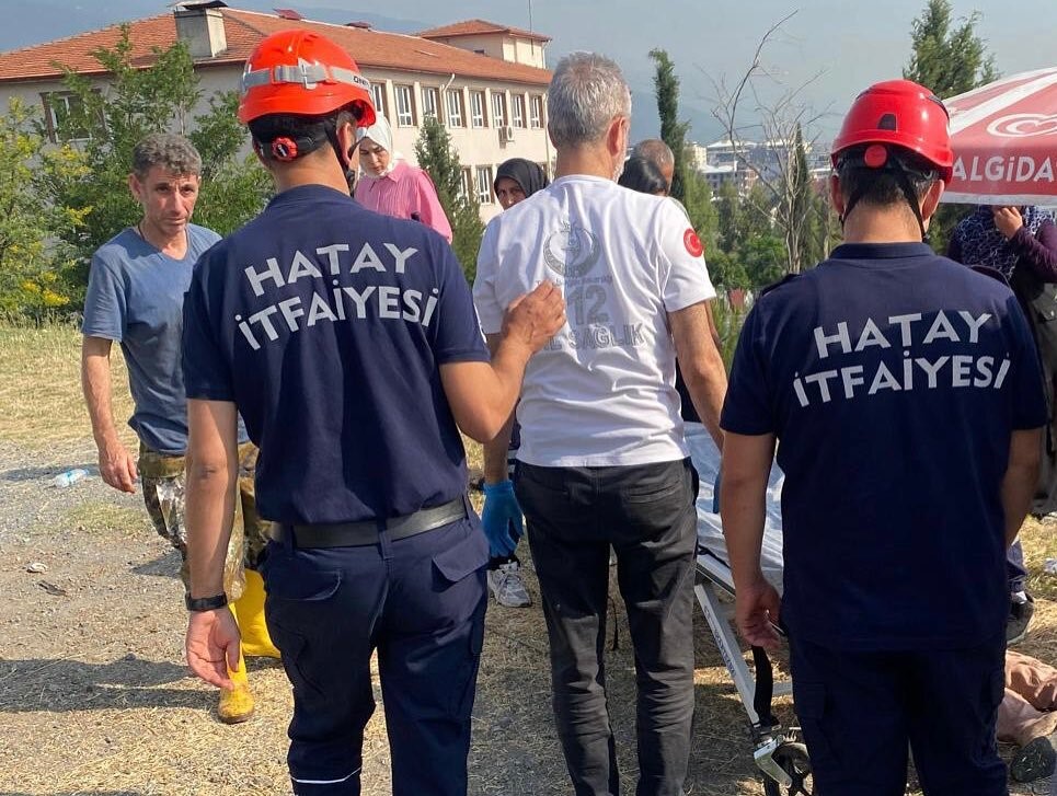 Sulama kanalına u&ccedil;an midib&uuml;steki 4 kişiyi itfaiye ekibi kurtardı
