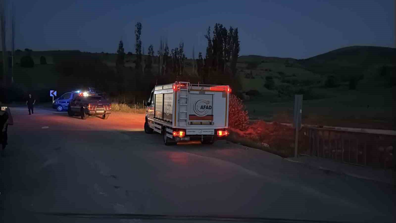 Yoldan &ccedil;ıkan minib&uuml;s Kızılırmak&rsquo;a u&ccedil;tu, 4 yaralı
