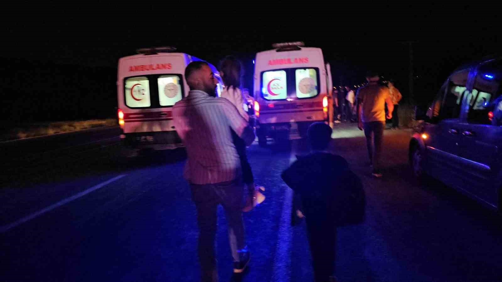 Adilcevaz’da hafif ticari araç, traktöre çarptı: 7 yaralı