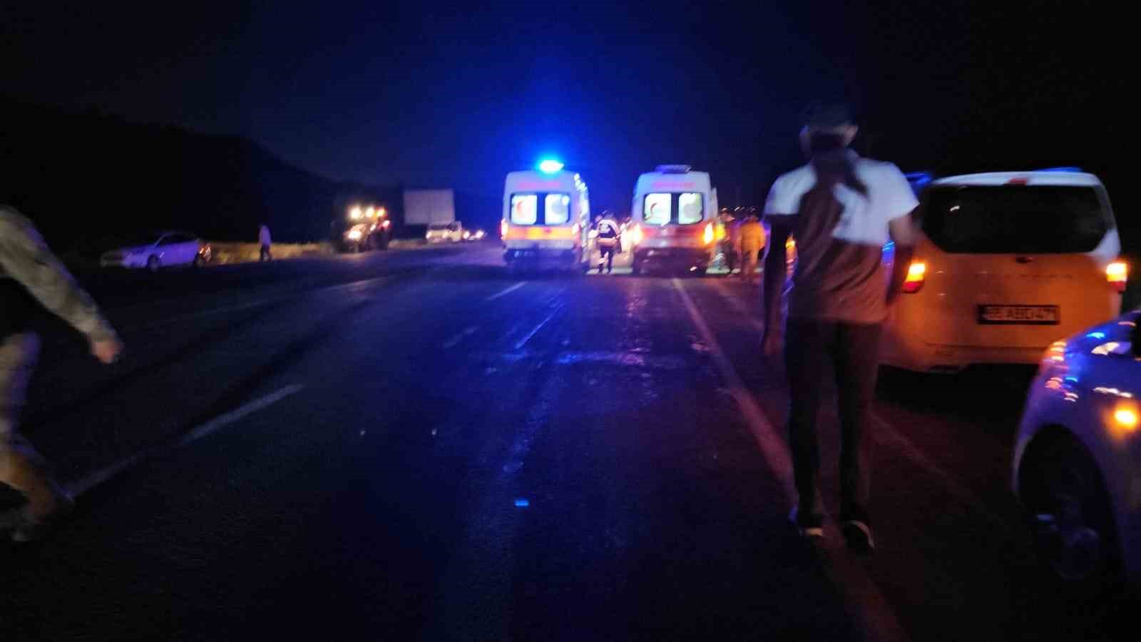 Adilcevaz’da hafif ticari araç, traktöre çarptı: 7 yaralı