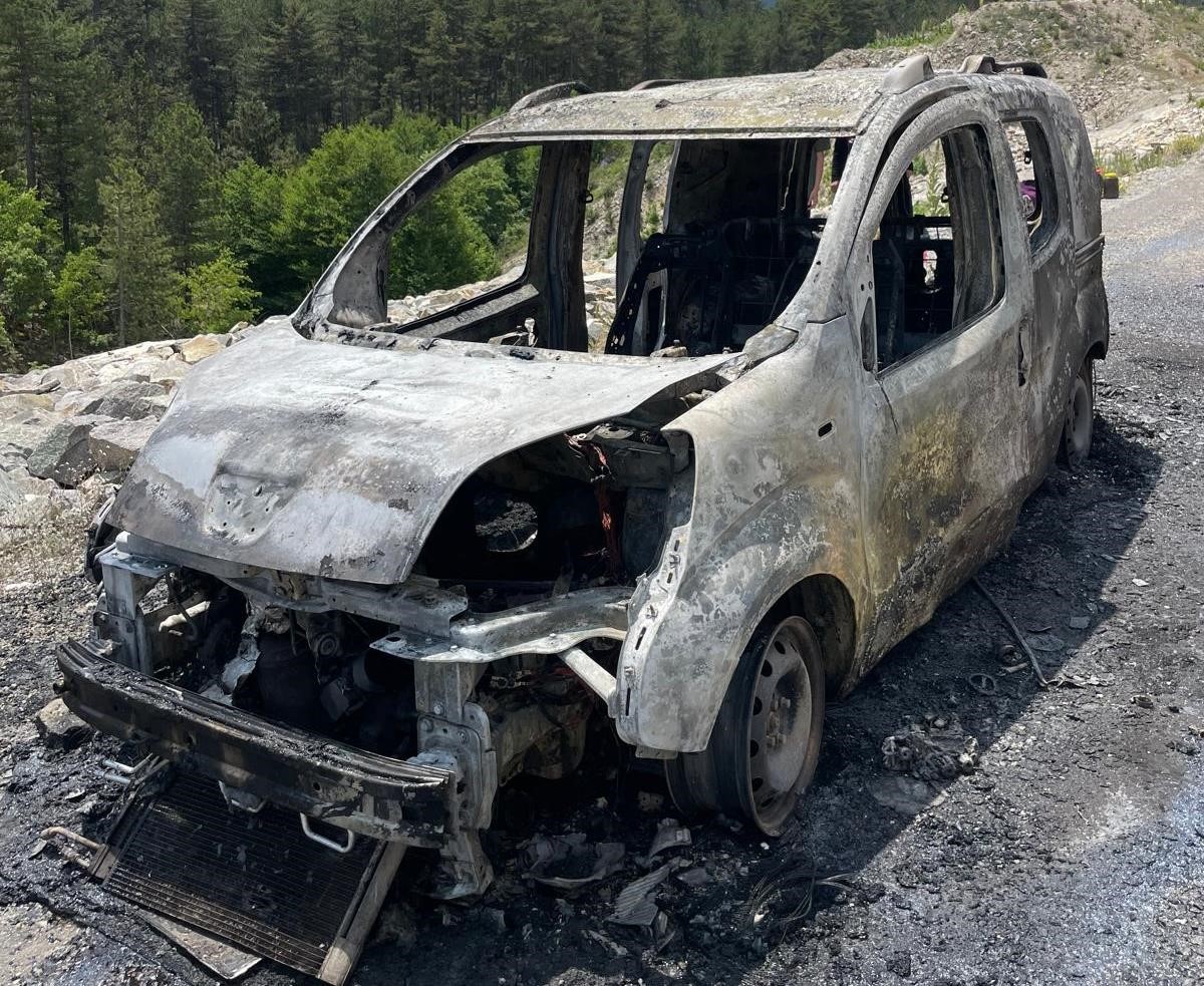 Hisarcık’ta yanan araç kullanılamaz hale geldi