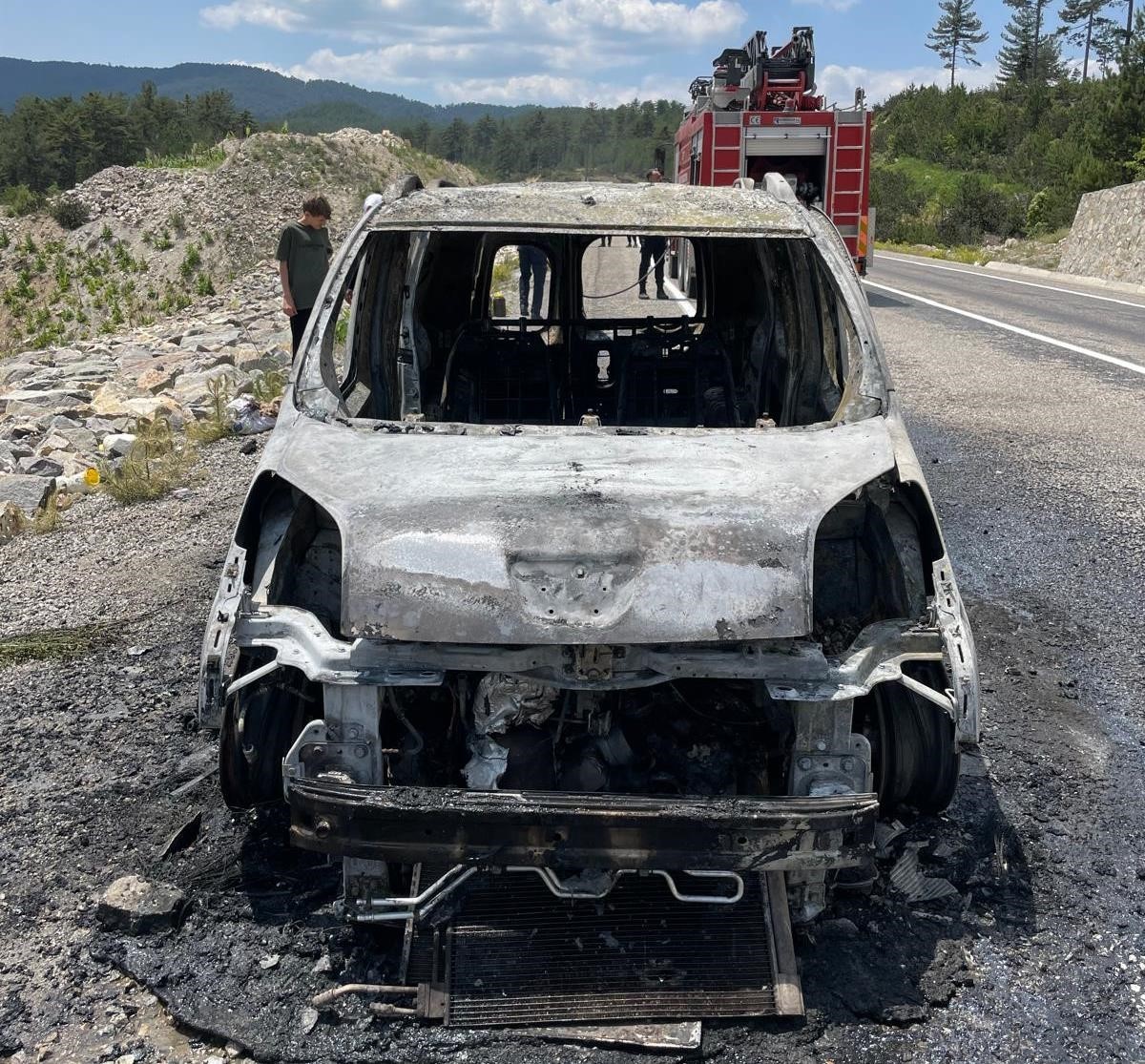 Hisarcık&rsquo;ta yanan ara&ccedil; kullanılamaz hale geldi
