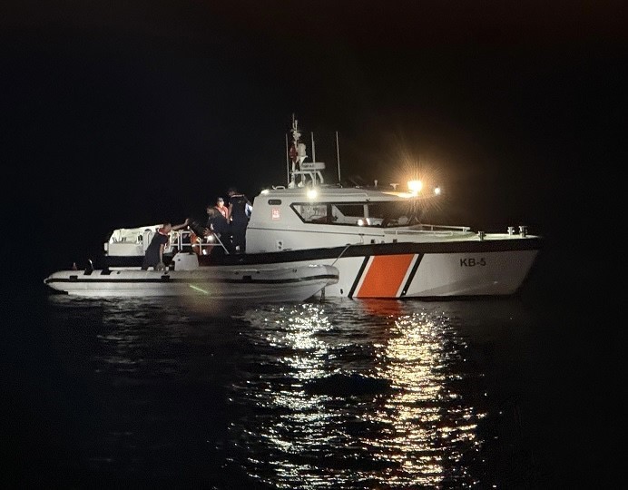 Çanakkale’de 18 kaçak göçmen ile 1 insan kaçakçısı yakalandı