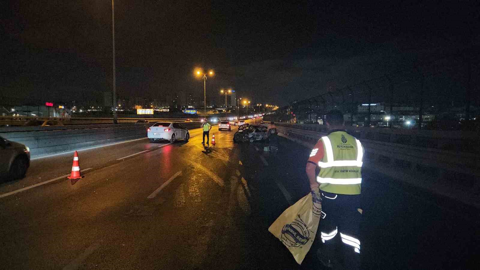 Bayrampaşa’da yayaya çarpmamak için bariyerlere vuran araç alev alev yandı
