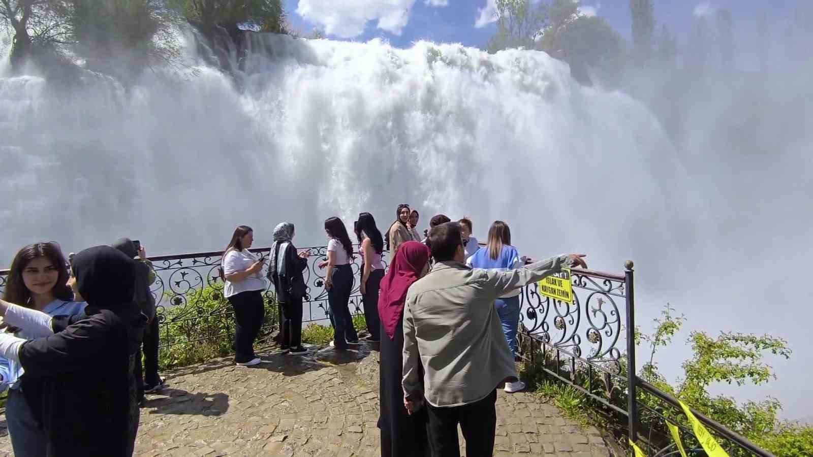 Tortum Şelalesi coştu, ziyaretçi akınına uğradı