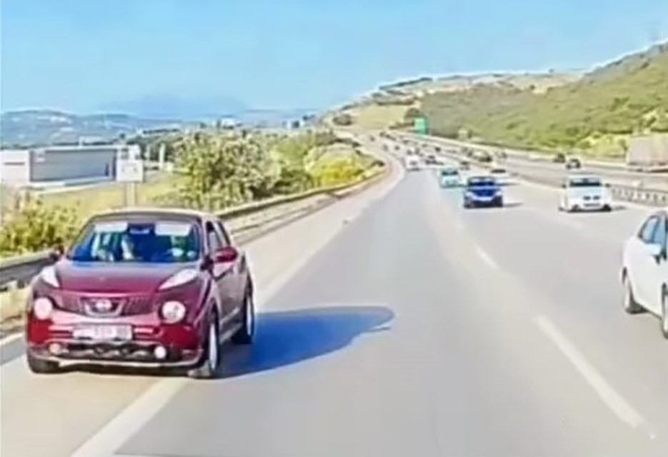 Trafiği tehlikeye düşürün sürücü kameraya böyle yakalandı
