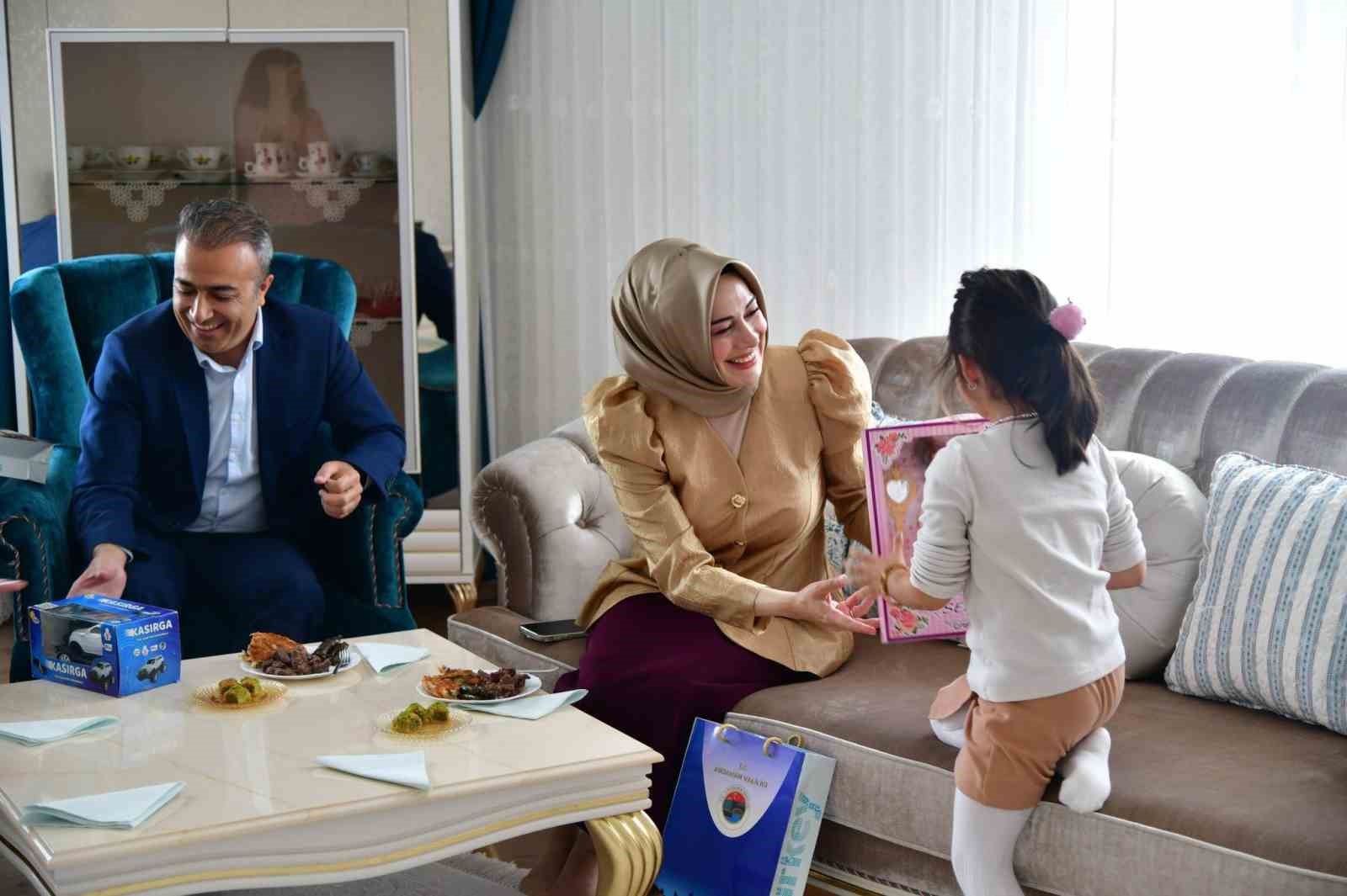 Vali Çiçek, şehit aileleri ile bayramlaştı