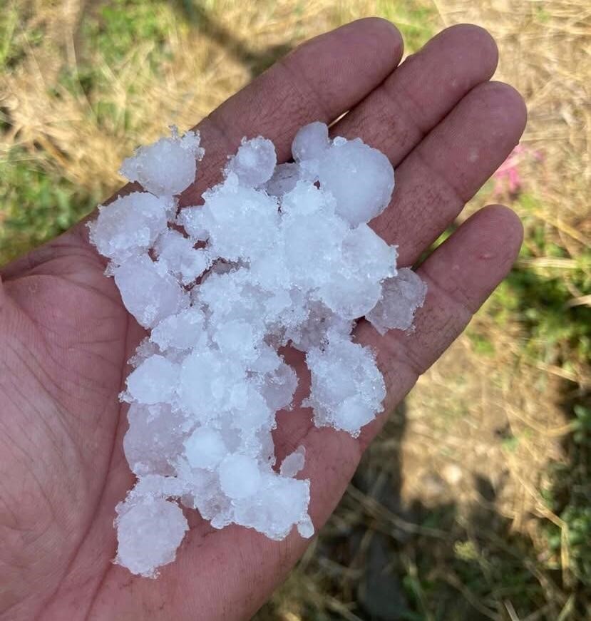 Sarıgöl’de dolu ve fırtına korkuttu
