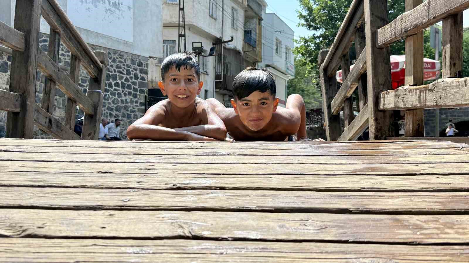 Diyarbakır’da havalar 38 dereceyi gösterdi, çocuklar aileleriyle soluğu süs havuzunda aldı
