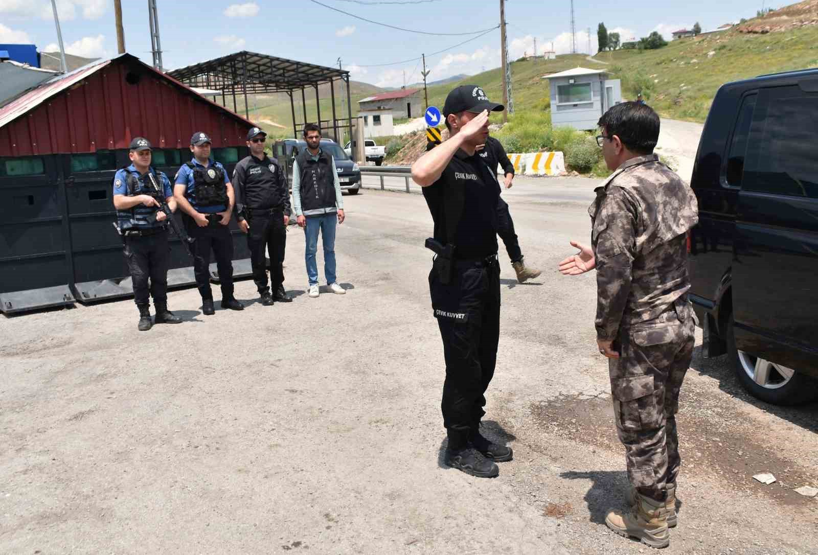 Hakkari Emniyet Müdürü Yılmaz, Yüksekova’da polislerle bir araya gelerek bayramlarını kutladı