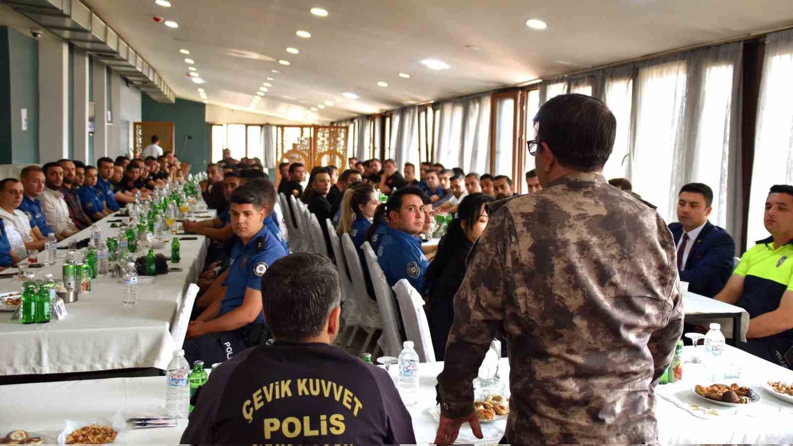 Hakkari Emniyet M&uuml;d&uuml;r&uuml; Yılmaz, Y&uuml;ksekova&rsquo;da polislerle bir araya gelerek bayramlarını kutladı
