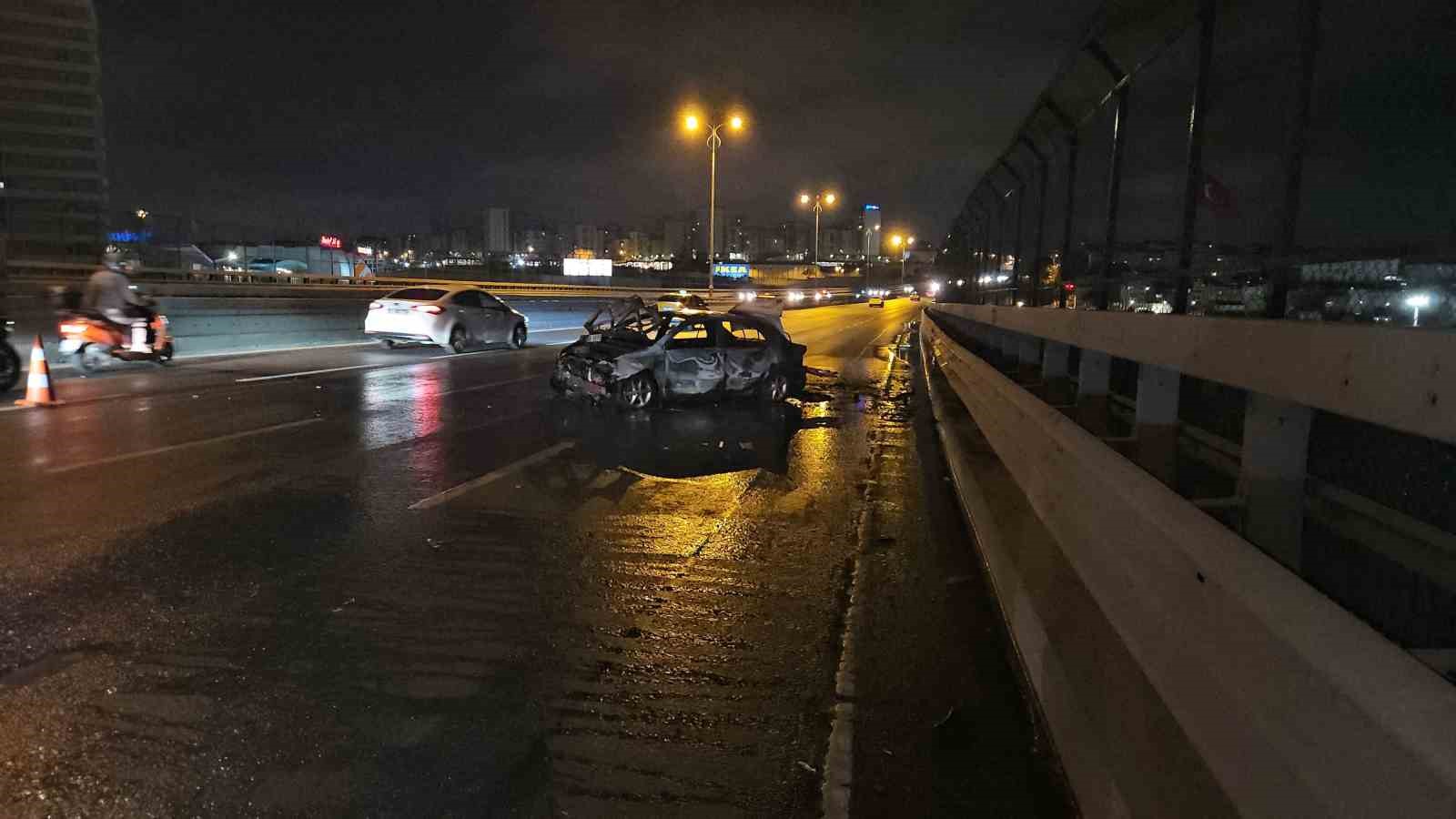 Bayrampaşa’da yayaya çarpmamak için bariyerlere vuran araç alev alev yandı
