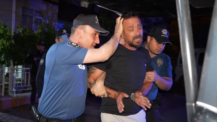 2 yıl &ouml;nce kendisini sakat bırakan husumetlisini, tabancayla ağır yaraladı
