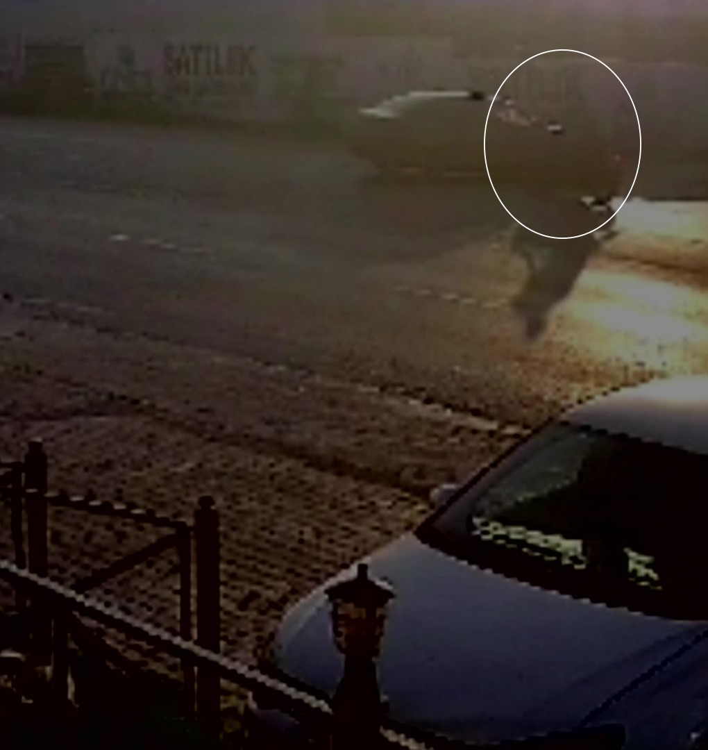 Otomobile ok gibi saplanan motosikletteki 1 kişi &ouml;ld&uuml;, 1 kişi yaralandı
