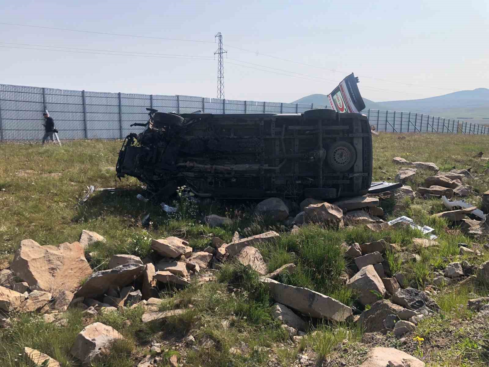 Kars&rsquo;ta ambulans şarampole u&ccedil;tu: 1&rsquo;i doktor 4 kişi yaralandı
