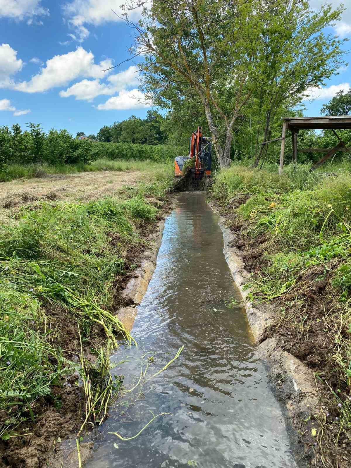 Kırsalda sulama kanalları temizleniyor
