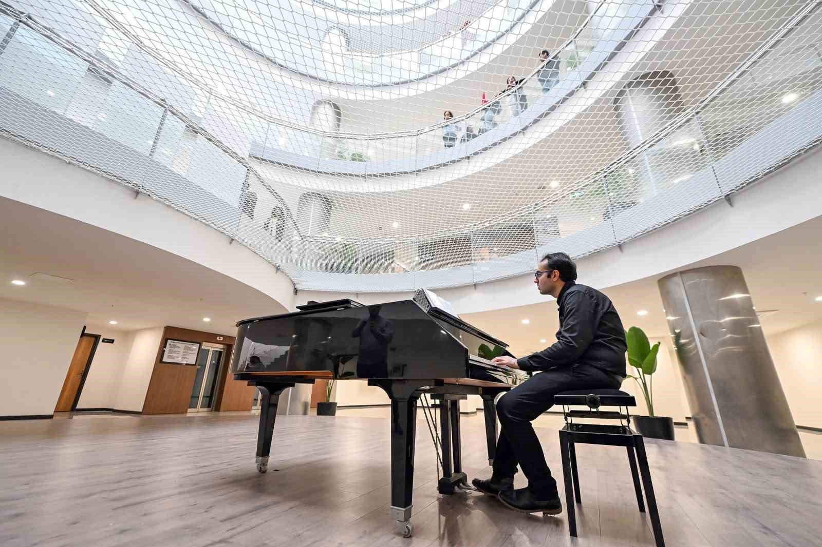 Otizmli gen&ccedil; piyanistin hayali d&uuml;nyaca &uuml;nl&uuml; piyanist olmak
