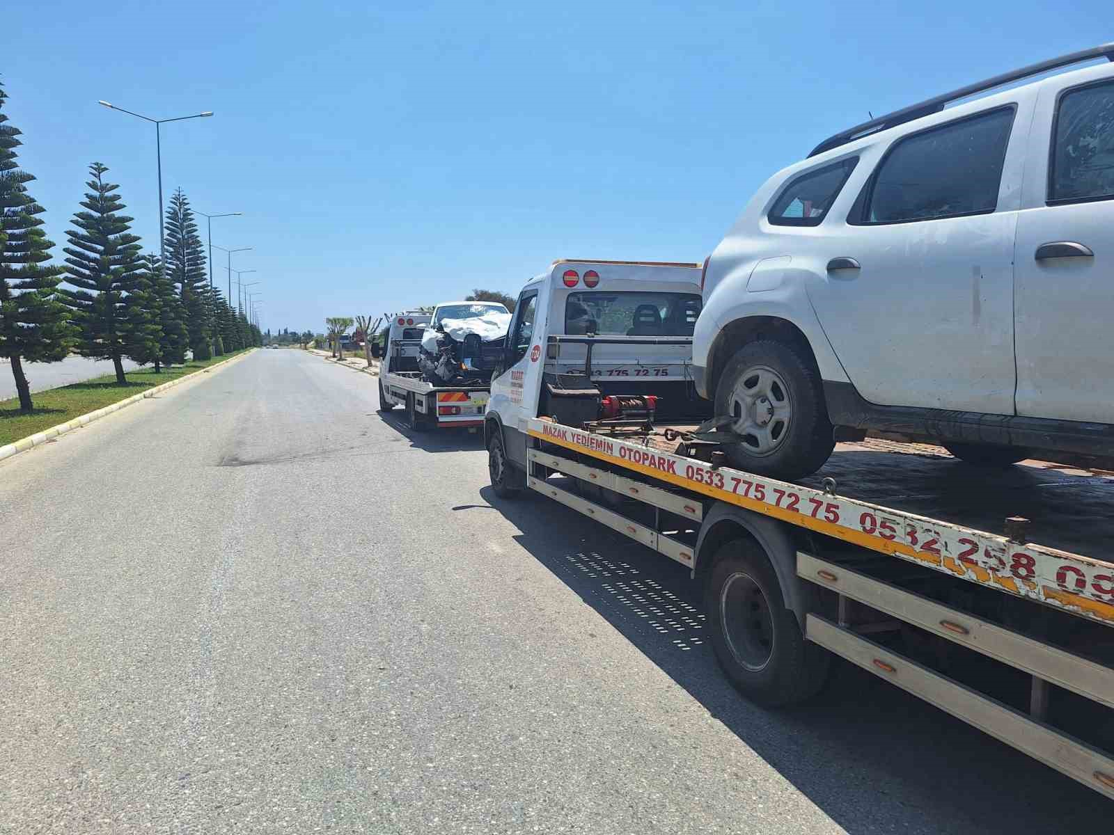 Manavgat&rsquo;ta iki ara&ccedil; kafa kafaya &ccedil;arpıştı: 4 yaralı
