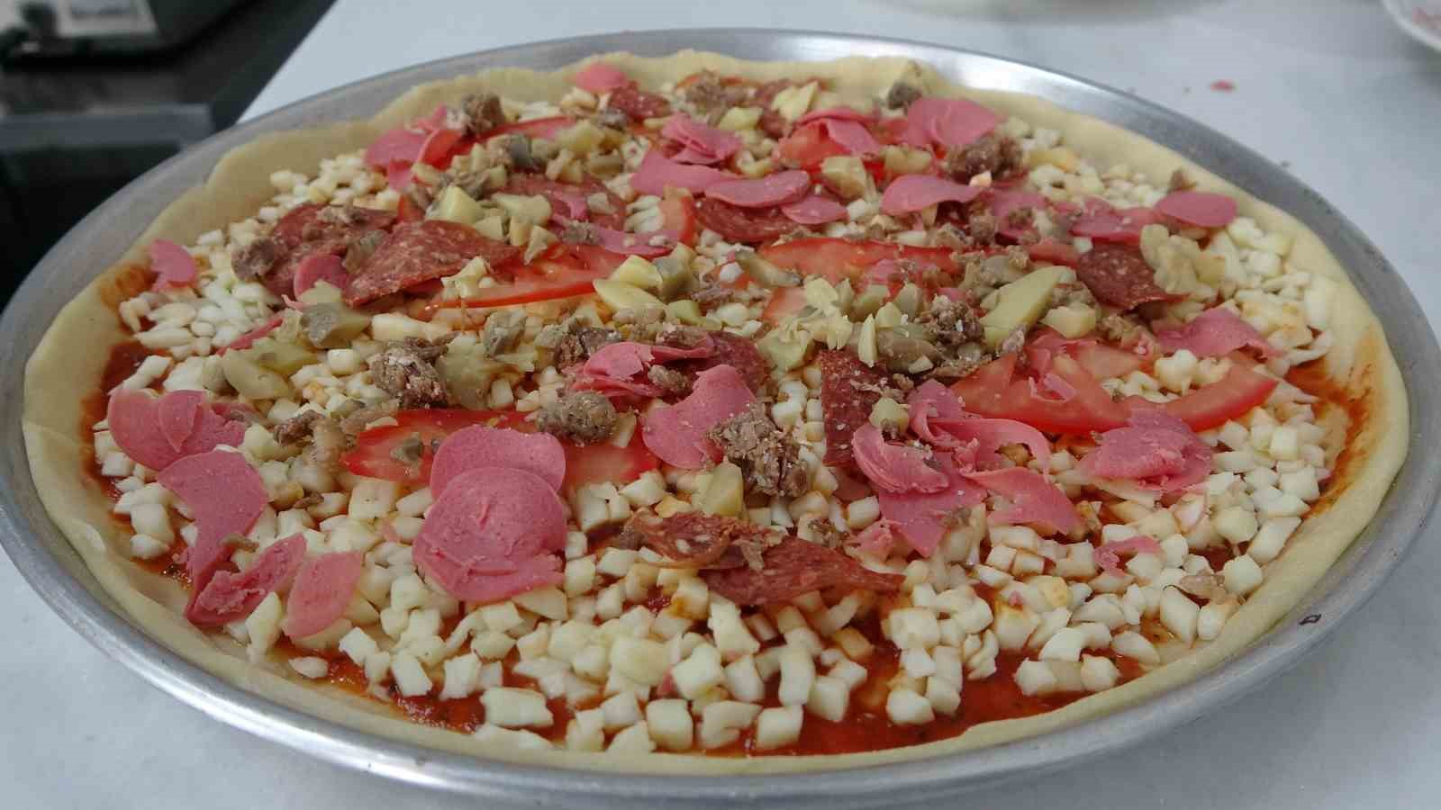 Ak&ccedil;adağ&rsquo;ın yeni g&ouml;zdesi: İnce hamurlu pizza, k&ouml;mbe ve pilavı geride bıraktı
