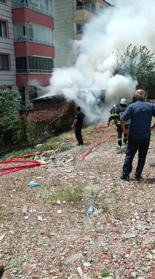 Elazığ’da odunluk yangını