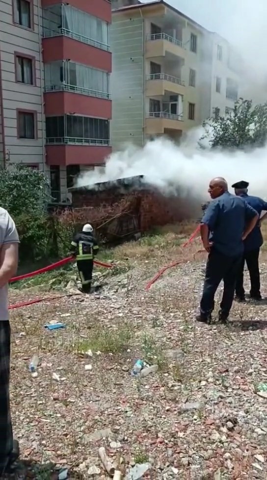 Elazığ&rsquo;da odunluk yangını
