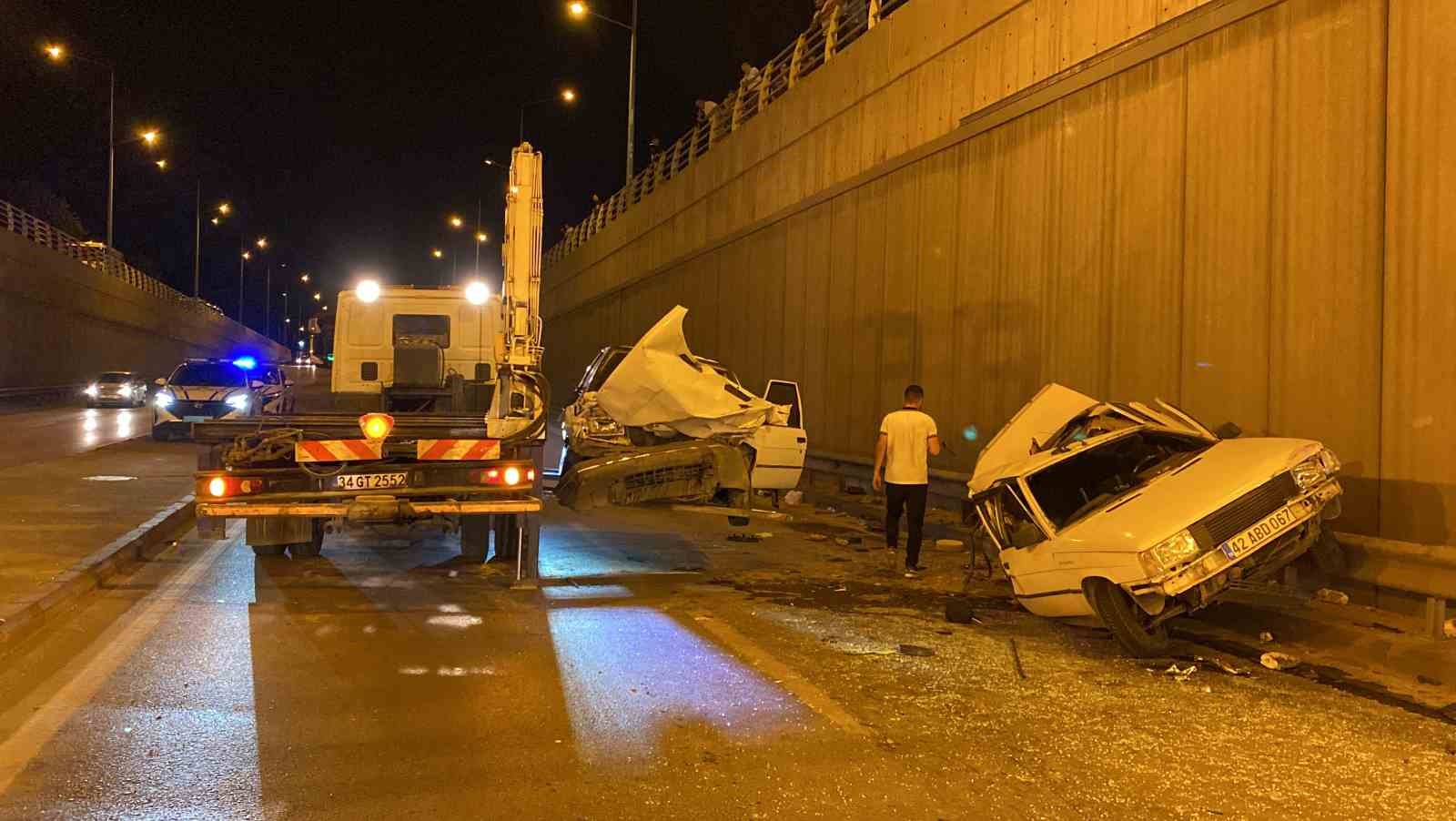 Konya&rsquo;da karşı şeride ge&ccedil;en otomobil 2 araca &ccedil;arptı: 6 yaralı
