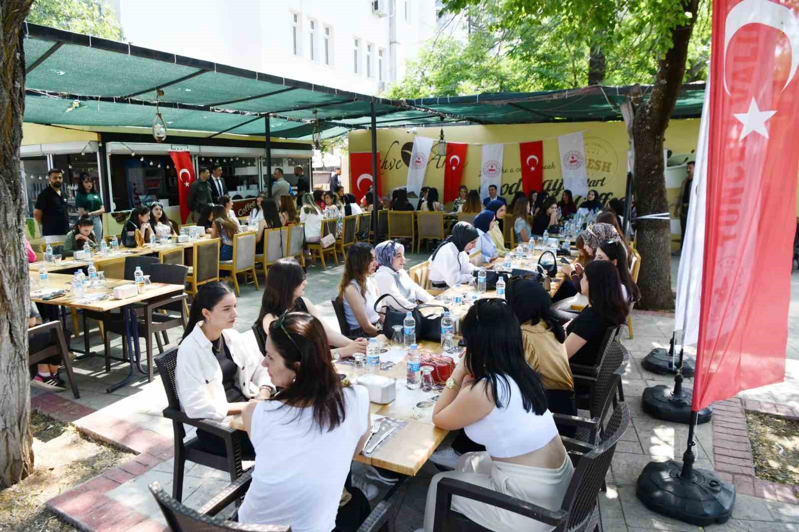 Tunceli Valisi Aygöl’den  memleketine gidemeyen üniversitelilere bayram jesti