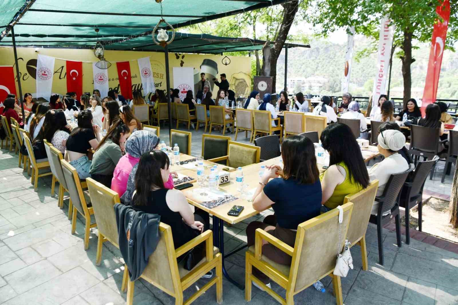 Tunceli Valisi Ayg&ouml;l&rsquo;den  memleketine gidemeyen &uuml;niversitelilere bayram jesti
