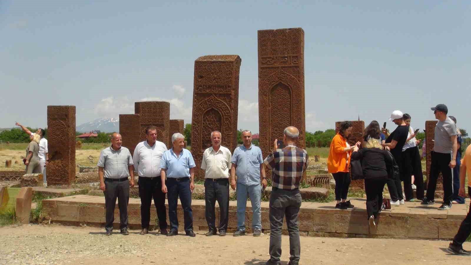 Açık hava müzesi Ahlat’ta Kurban Bayramı yoğunluğu yaşanıyor