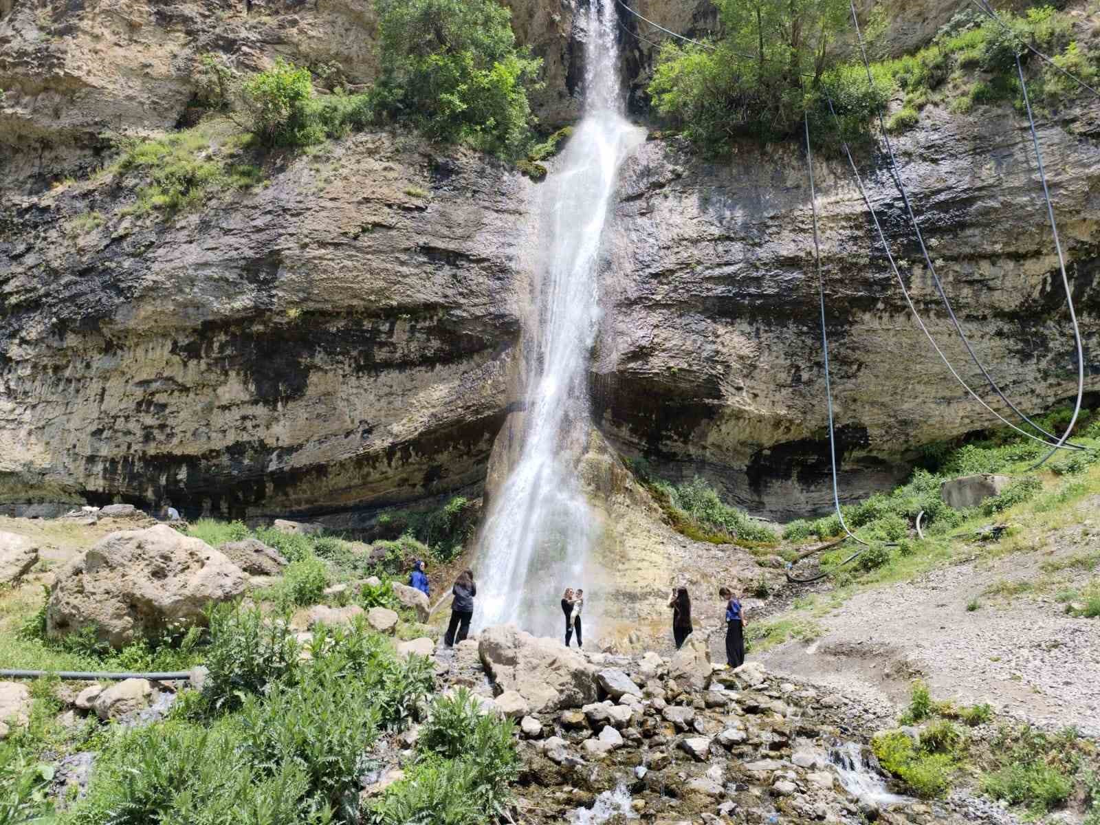 Ağaçdibi Şelalesi’ni 3 günde 4 bin kişi ziyaret etti
