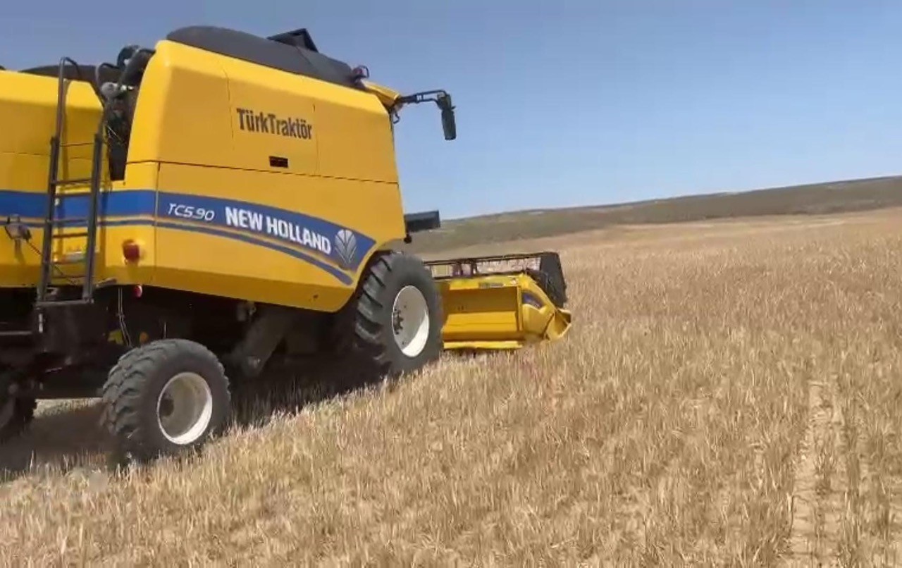 Konya&rsquo;nın Kulu il&ccedil;esinde ekilen arpa zamanından 3 hafta &ouml;nce hasat edildi
