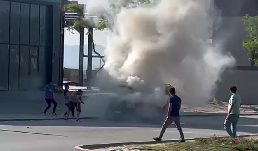 Ereğli&rsquo;de seyir halinde hafif ticari ara&ccedil; alev alarak yandı
