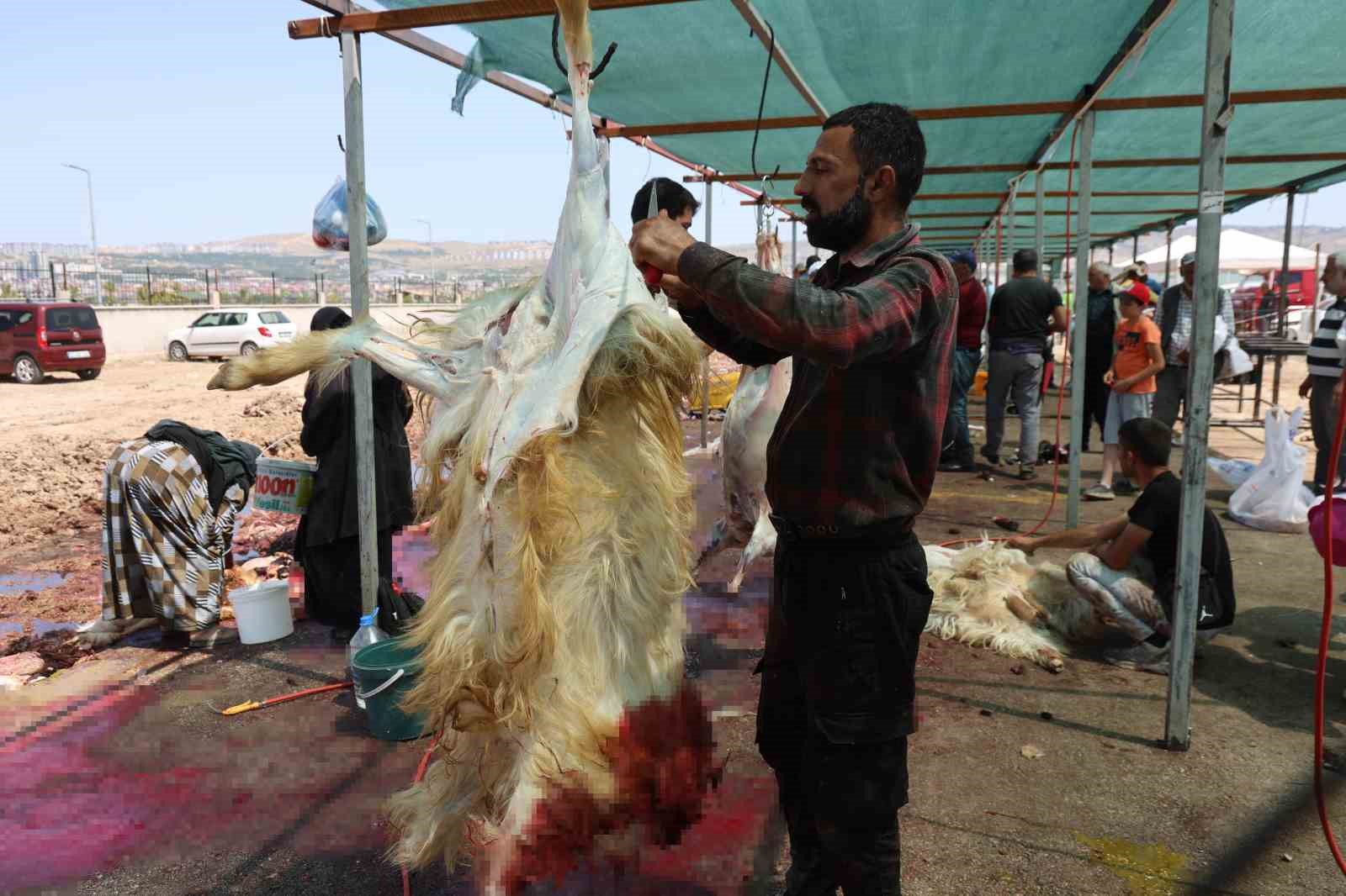 Elazığ&rsquo;da bayramın &uuml;&ccedil;&uuml;nc&uuml; g&uuml;n&uuml; de kurban kesimi devam etti

