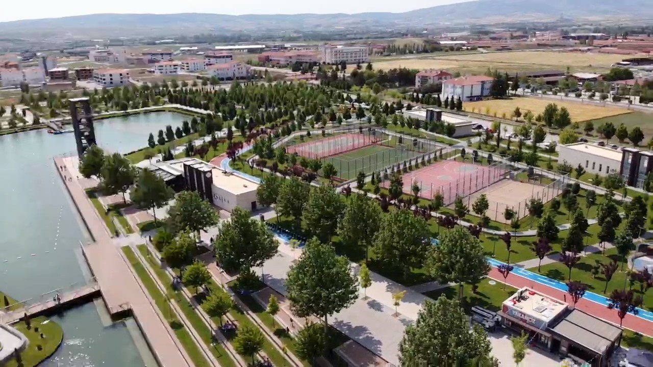 &Ccedil;orum&rsquo;da vatandaşlar tatilin keyfini Millet Bah&ccedil;esi&rsquo;nde &ccedil;ıkardı
