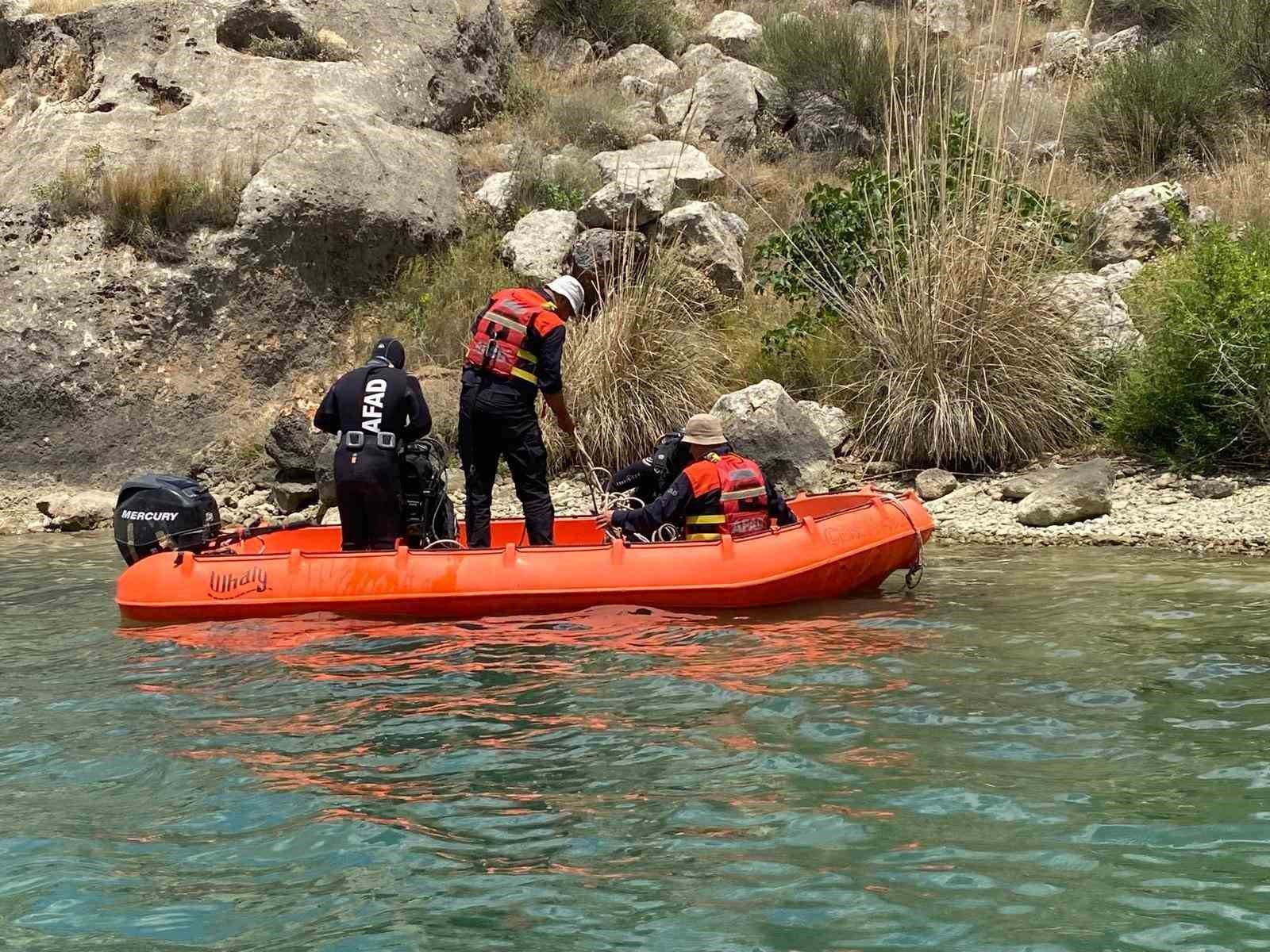 Gaziantep’in Araban ilçesinde 24 Mayıs 2025 günü ailesiyle fıstık bahçesindeyken kaybolan 10 yaşındaki otizmli Onurcan Özdemir’in cansız bedeni Fırat Nehri’nde bulundu. Cenazenin sudan çıkarılması ve tam kimlik teşhisi için çalışmaların sürdüğü öğrenildi.