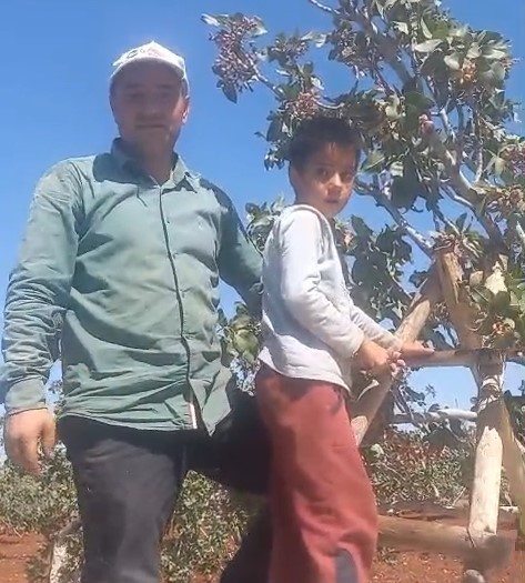 Gaziantep&rsquo;in Araban il&ccedil;esinde 24 Mayıs 2025 g&uuml;n&uuml; ailesiyle fıstık bah&ccedil;esindeyken kaybolan 10 yaşındaki otizmli Onurcan &Ouml;zdemir&rsquo;in cansız bedeni Fırat Nehri&rsquo;nde bulundu. Cenazenin sudan &ccedil;ıkarılması ve tam kimlik teşhisi i&ccedil;in &ccedil;alışmaların s&uuml;rd&uuml;ğ&uuml; &ouml;ğrenildi.
