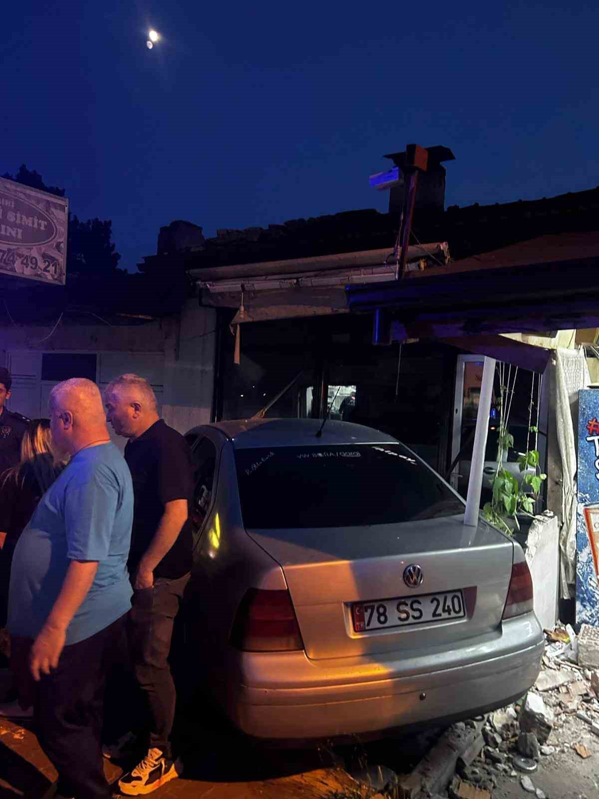 Yoldan &ccedil;ıkıp 2 iş yerine &ccedil;arptı : 1 yaralı
