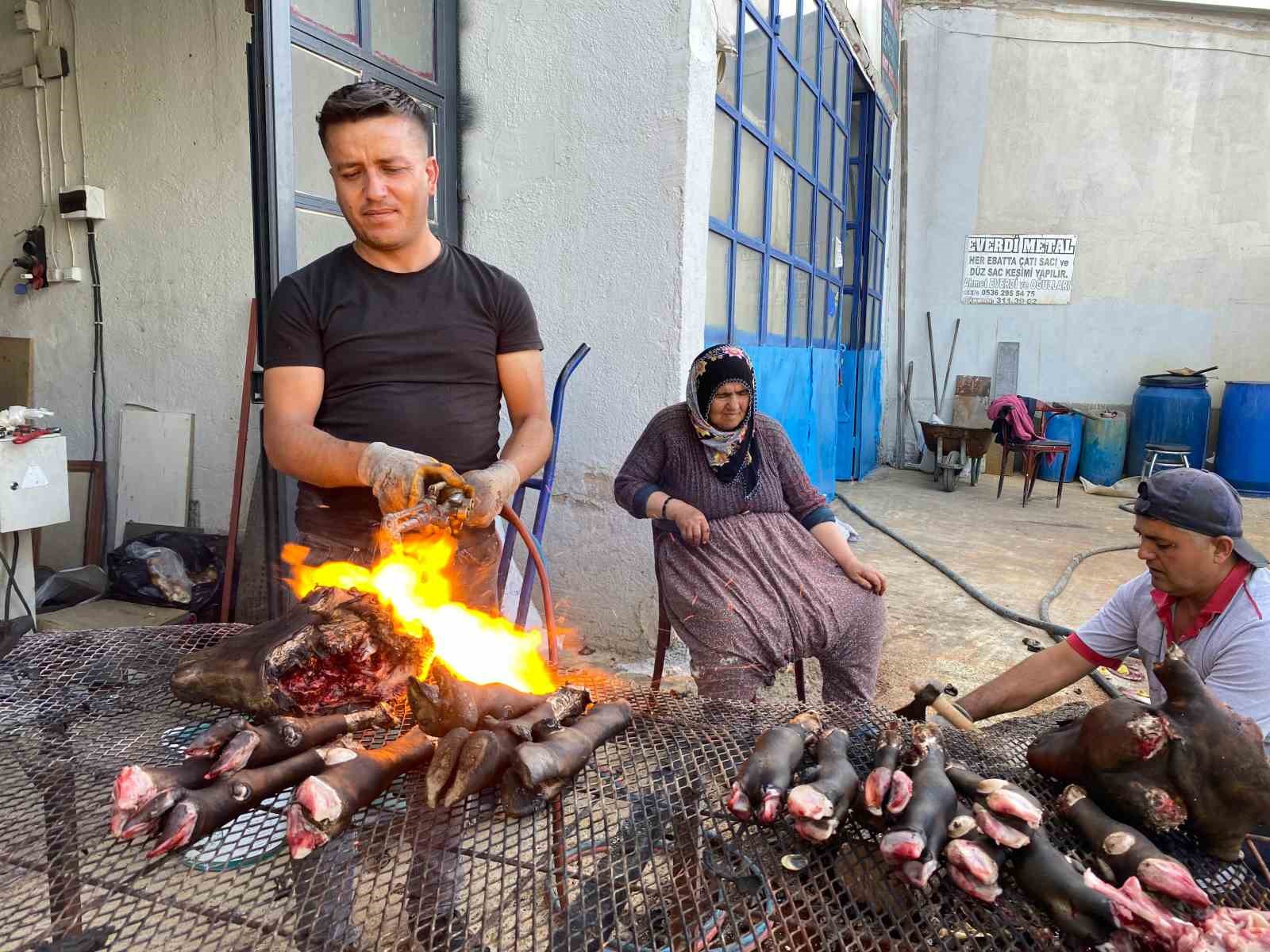 Niğde&rsquo;deki metal ustaları bayramda tezgahlarını kelle &uuml;tmek i&ccedil;in a&ccedil;ıyor
